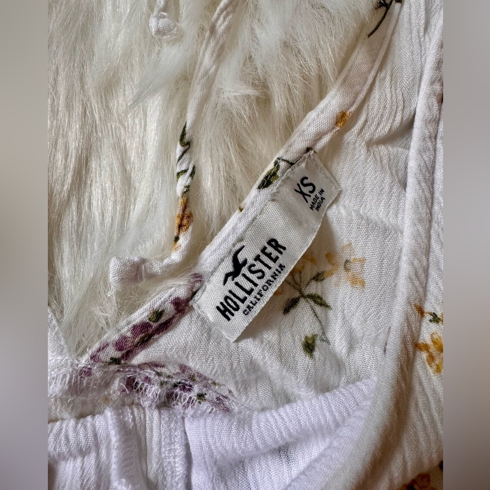 HOLLISTER White Floral Flowy Short Sleeve V-Neck Crop - Picture 2 of 5